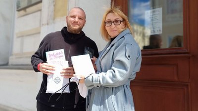 Світлана Ісаєнко подарувала бібліотеці свою нову книгу «Лавочка на хмарах»
