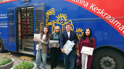 Бібліобус «Katarina jee» заповнює свої полиці книгами, подарованими партнерами та друзями бібліотеки