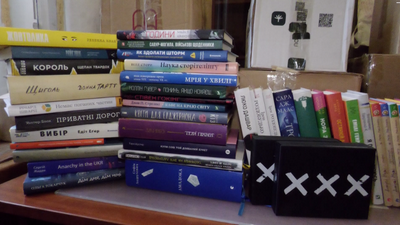 Під новорічну ялинку шість бібліотек Харківщини отримали у подарунок книги