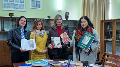 Читацький клуб «Дім ідей» передав ХДНБ нові видання