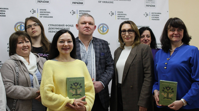 Вікторія Белім подарувала ХДНБ ім. В. Г. Короленка світовий бестселер «Будинок з півнями. Що замовчували в моїй родині»